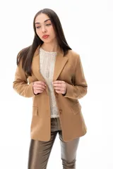 Blazer color camel de corte clásico, con solapas de muesca, cierre frontal con dos botones, bolsillos laterales con solapa y mangas largas. Confeccionado en tejido suave al tacto compuesto por poliéster, viscosa y spandex.