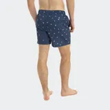Short de baño azul marino con estampado de flores y hojas en tonos celeste, rojo y blanco. Tiene cintura elastizada con cordón ajustable, bolsillos laterales y un bolsillo trasero con etiqueta de la marca.
