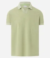 Polo de manga corta color verde salvia, con cuello polo y escote en V con borde de punto contrastante. Presenta una textura tejida sutil.