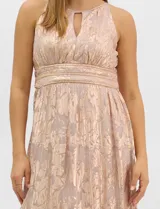 Vestido largo de fiesta con escote halter y apertura frontal en forma de gota. Presenta una faja en la cintura decorada con apliques de strass y una falda maxi estructurada en paneles escalonados con pliegues. Posee cierre invisible en la espalda y forro interno.