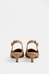 Zapato de tacón bajo tipo slingback, color beige, con punta fina y tira ajustable con hebilla en el talón.