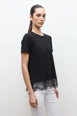 Remera oversized color topo con detalle de encaje en el ruedo, de manga corta y cuello redondo.