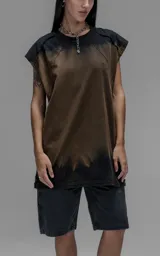 Musculosa oversize con efecto de lavado oxidado, confeccionada en algodón premium. Presenta un diseño sin mangas con costuras marcadas y un acabado desgastado en tonos oscuros.