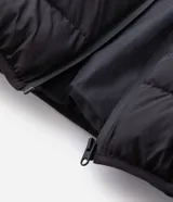 Campera puffer Marfinno de microfibra color marrón, con cuello alto, cierre frontal de cremallera y diseño acolchado horizontal.