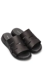 Sandalias blancas de cuero con aberturas en la capellada y suela plana.