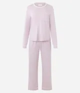 Conjunto de pijama femenino compuesto por una blusa de manga larga con cuello redondo, bolsillo frontal y detalle de piping, y un pantalón recto con cintura elástica. Confeccionado en tejido de viscolycra suave y ligero.