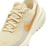 Championes de running Nike Revolution 8, color negro con suela blanca y logo lateral en blanco. Diseño de malla transpirable con refuerzos sintéticos y amortiguación ligera.