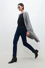 Jegging de jean elastizado color azul oscuro, con cintura alta elástica y bolsillos traseros.