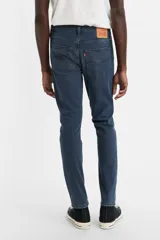 Jean de hombre Levi's modelo 512 Slim Taper, color azul oscuro.