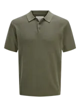 Polo de manga corta confeccionado en tejido de punto estructurado con textura sutil. Presenta cuello clásico, cierre frontal con botones y terminaciones acanaladas en mangas y ruedo.