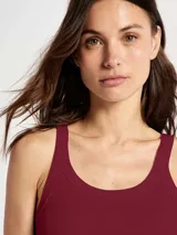 Musculosa de tejido acanalado en color celeste, con escote redondo y corte ajustado al cuerpo.