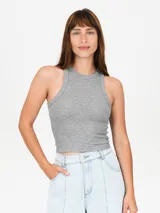 Musculosa de tejido de punto acanalado, con cuello redondo y diseño ajustado al cuerpo.