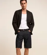 Bermuda de jean para hombre, de corte recto y color azul oscuro, con cierre de botón y cremallera.
