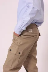 Pantalón cargo negro de corte recto, con bolsillos laterales con solapa y bolsillos traseros.