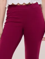 Pantalón jegging de tiro medio en tejido de denim azul, con calce ajustado skinny, cintura elastizada y bolsillos traseros funcionales.