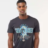 Camiseta de manga corta y cuello redondo en color negro, con estampa frontal de la banda Guns N' Roses en tonos azul y beige.