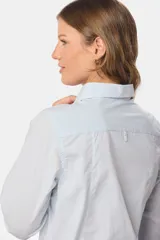 Camisa blanca entallada de manga larga, suave al tacto. Contiene spandex para un mejor calce.