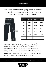 Pantalón de jean con lavado oxidado, de corte mom y tiro medio. Presenta costuras verticales visibles y detalles de terminaciones deshilachadas en las piernas.