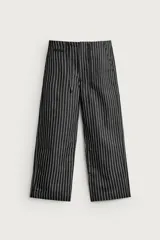 Pantalón relaxed fit de mezclilla con mezcla de algodón y lino, con diseño de rayas verticales oscuras y claras. Cuenta con cintura ajustable con cordón, bolsillos frontales, bolsillo cerillero y cierre frontal con cremallera y gancho metálico.