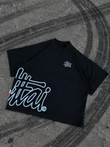 Remera negra oversize de manga corta con cuello redondo y estampa gráfica en color celeste en el pecho y el lateral inferior.