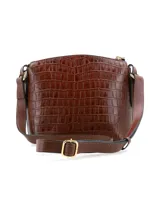 Cartera bandolera de cuero con textura efecto cocodrilo en color marrón chocolate. Cuenta con un compartimento principal con cierre, un bolsillo frontal externo con cierre y tiradores de cuero, herrajes metálicos dorados, logo metálico de la marca en el frente y correa ajustable para el hombro.