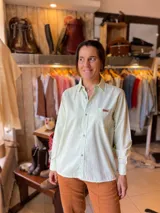 Camisa blanca de manga larga, de corte clásico y holgado, confeccionada en algodón con botones de madera.