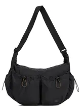 Bandolera Cat modelo Michigan Crossbody Bag, de color negro, confeccionada en tejido de poliéster repelente al agua. Cuenta con compartimento principal con cierre, bolsillos frontales con cordón ajustable y correa de hombro regulable.