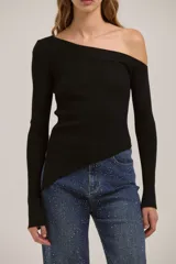 Top tejido de punto color negro, con diseño asimétrico de un solo hombro y manga larga. Presenta un corte ajustado al cuerpo con un ruedo irregular.