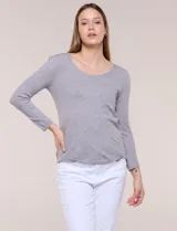 Buzo tejido fino y suave de marca Elie Tahari, color gris, con escote redondo pronunciado, mangas largas y silueta semi entallada.