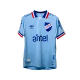 Camiseta de fútbol Umbro del Club Nacional de Football, tercera equipación modelo Away 3. Diseño en color celeste con cuello polo y puños en azul, blanco y rojo. Incluye logo de Umbro, escudo del club y el sponsor Antel en el frente.