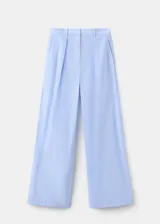 Pantalón de corte recto y tiro bajo, de diseño amplio y fluido, con patrón de rayas verticales finas.