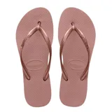Ojotas Havaianas modelo Slim, color dorado, con tiras finas y suela con textura antideslizante.