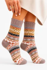 Medias de caña media con diseño tejido de estilo nórdico, con patrones geométricos y de copos de nieve en tonos tierra, blanco y azul.