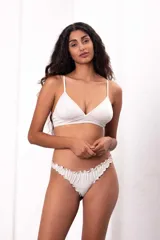 Vedetina de algodón color beige melange, con terminaciones fruncidas y corte less.