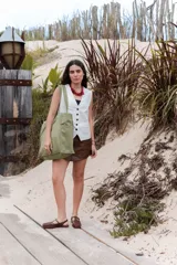 Bolso tipo tote de tela color verde oliva, con dos bolsillos frontales y cierre superior.