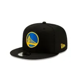 Gorra negra de visera plana con el logo de los Golden State Warriors bordado en el frente y el logo de New Era bordado en el lateral.