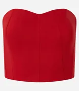 Blusa tipo corset cropped color rojo, con escote corazón y cierre posterior por cremallera. Confeccionada en bengalina, presenta un diseño ajustado al cuerpo.