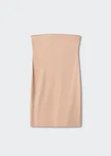 Vestido corto tipo strapless, de diseño entallado y sin costuras, confeccionado en tejido elástico.