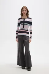 Remera de manga larga confeccionada en tejido de punto acanalado con diseño de rayas horizontales en tonos azul marino, rosado y celeste. Presenta un cuello redondo a la base con una pequeña abertura frontal cerrada por una hilera de botones.