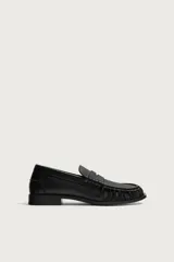 Mocasín de vestir para hombre en color marrón oscuro, con diseño clásico de antifaz en el empeine, detalle fruncido en la parte delantera y suela con ligero tacón.
