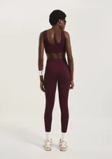 Calza deportiva de tiro alto con textura acanalada, confeccionada en tejido elástico de color verde oscuro.