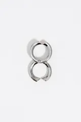 Anillo modular triple de metal dorado, compuesto por tres bandas unidas que presentan un diseño de corazones con esmalte negro en los extremos.