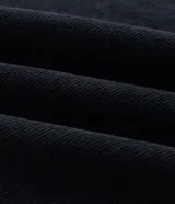 Buzo masculino de fleece con felpa, color negro con diseño boxy, mangas largas y rayas blancas contrastantes a lo largo de las mangas.