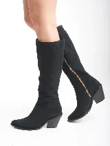 Bota de cuero color beige, con caña alta, punta fina y taco de madera.