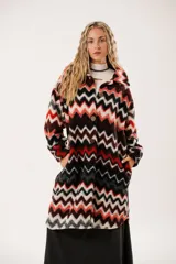 Tapado largo de lana con estampado zigzag horizontal en tonos rojo, negro, blanco y gris. De manga larga y abotonado.