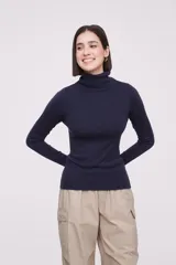 Polera de tejido de punto fino en color azul marino, con cuello alto y mangas largas. Presenta un ajuste al cuerpo y terminaciones acanaladas en cuello, puños y ruedo.