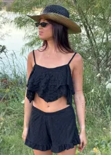 Short blanco de tela texturada con diseño de volados en el ruedo y calce cómodo.