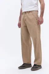 Pantalón de corte relajado con silueta amplia, confeccionado en algodón con acabado lavado. Presenta diseño clásico de cinco bolsillos y costuras reforzadas en los laterales.