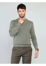 Sweater de punto con cuello redondo, diseño liso y puños y ruedo acanalados.