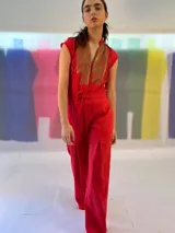 Mono largo color rojo con escote en V, cierre frontal y cinturón.